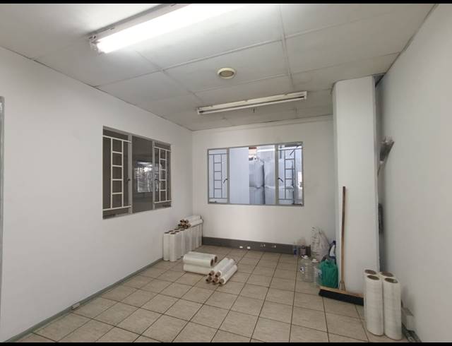 1,639M² WAREHOUSE TO LET IN NEW GERMANY